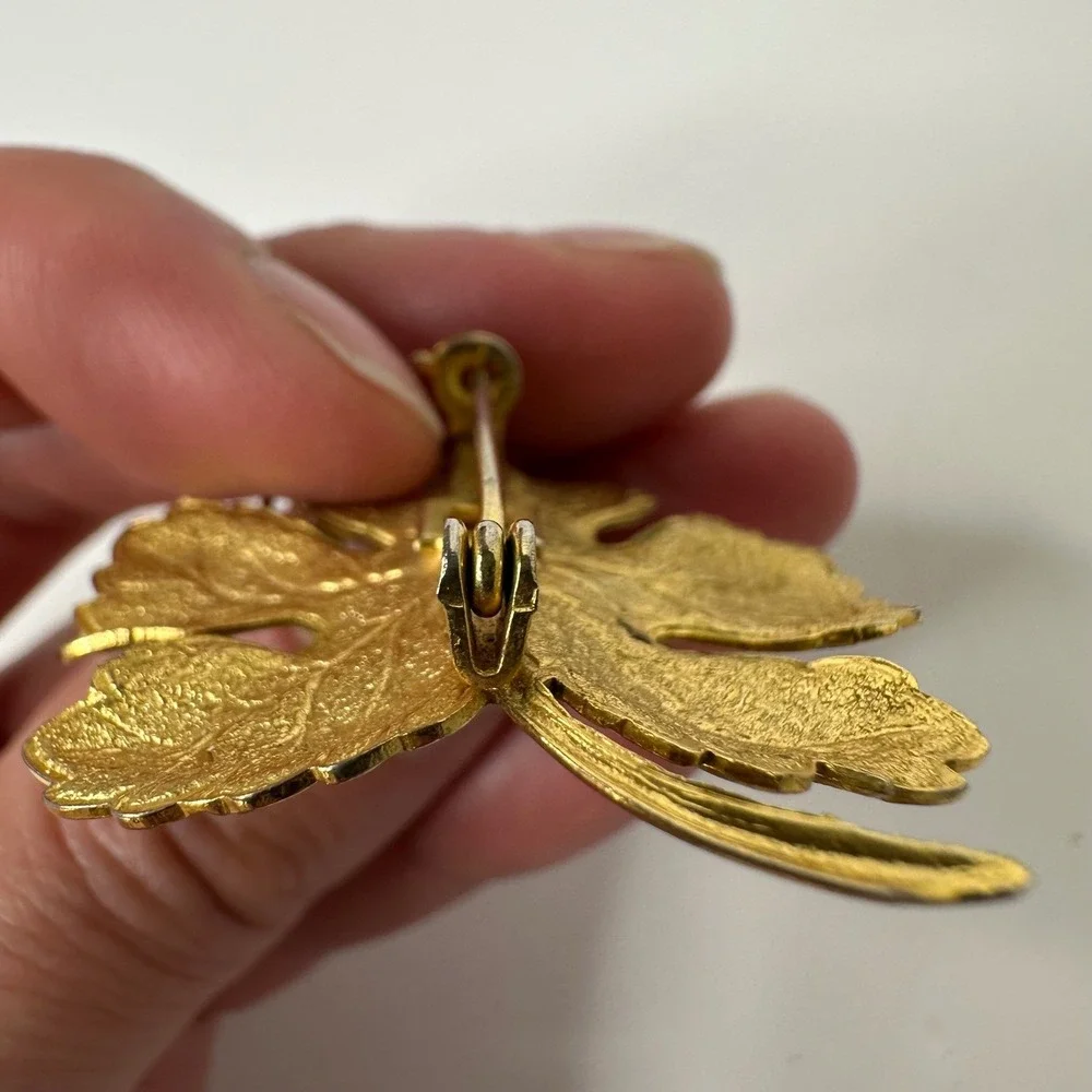Vintage Green Enamel Leaf Brooch Gold Tone Miraculous Medal Charm Spring‎ Pin